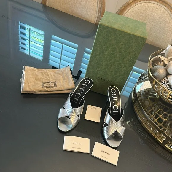 Gucci Logo Nappa Silk Metallic Leather Sandals in Argento - Picture 2 of 9